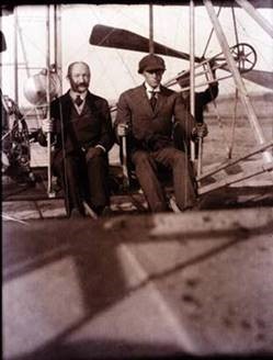 Major B F S Baden-Powell, left, and Wilbur Wright after the flight at Camp d’Auvours, 8 October 1908. RAeS (NAL).